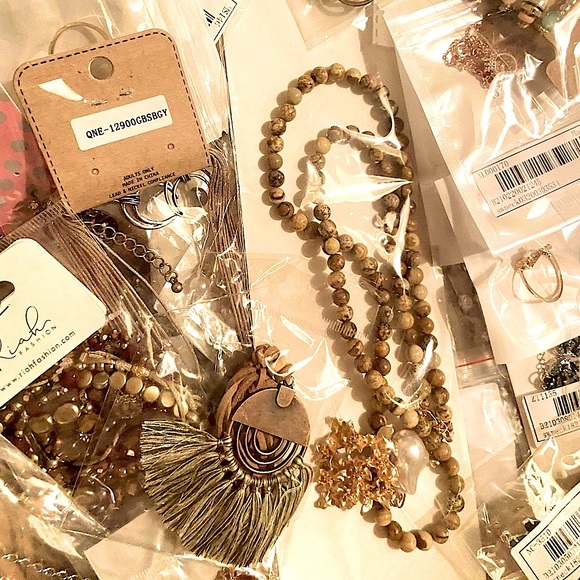 🌾MYSTERY SURPRISE 18 FOR $68 JEWELRY BUNDLE - Picture 15 of 16